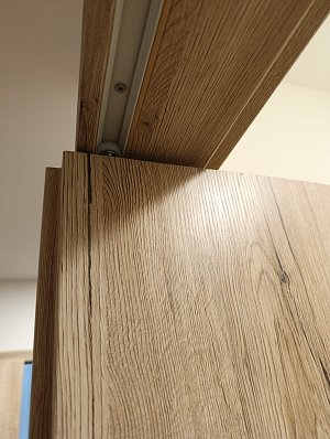 Detail pojezdové lišty u zárubně pro skládací dveře Invado