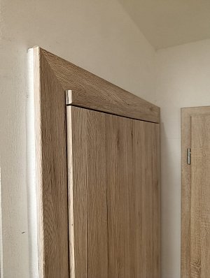 Detail pojezdové lišty u zárubně pro skládací dveře Invado