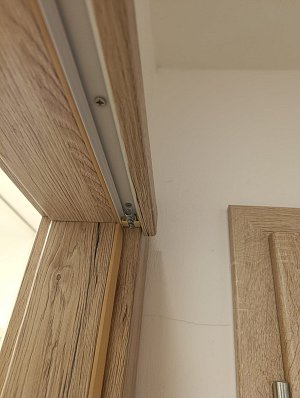 Detail pojezdové lišty u zárubně pro skládací dveře Invado