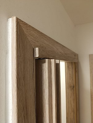Detail pojezdové lišty u zárubně pro skládací dveře Invado
