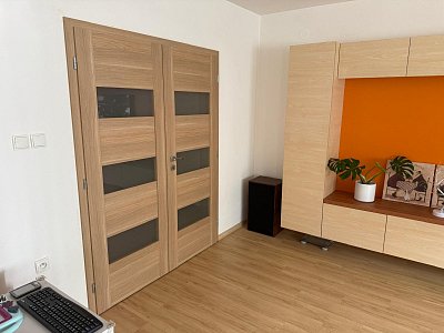 INVADO IMPERIA 4 / Eco-Fornir forte - dub eterno B474 / dvoukřídlé polodrážkové dveře